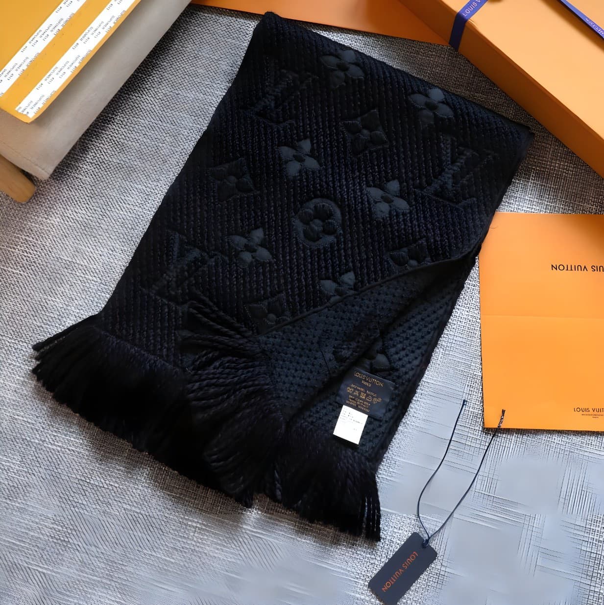 LOUIS VUITTON LOGOMANIA SHINE SCARF SIZES: (180/30)