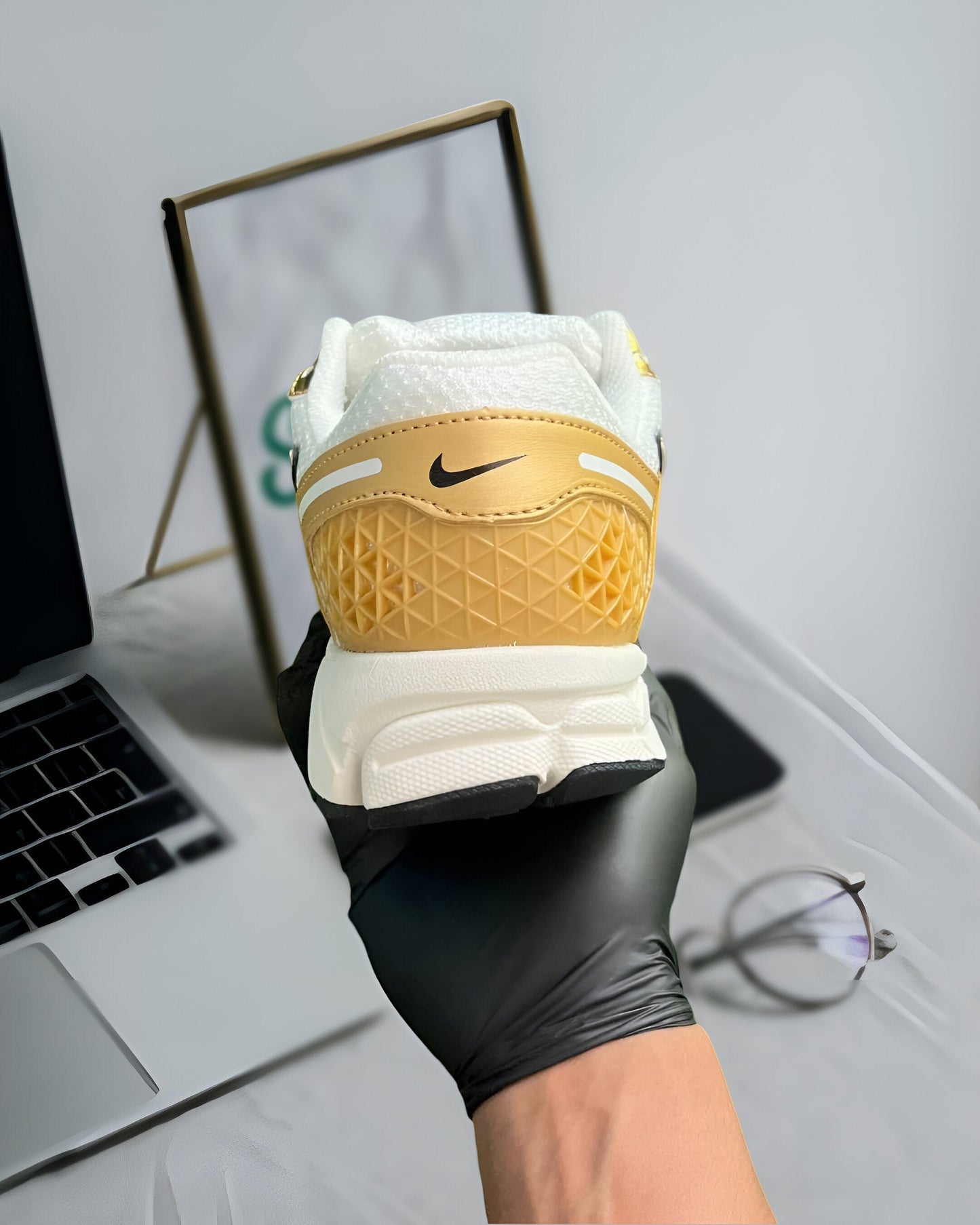 NIKE VOMERO 5 METALLIC GOLD