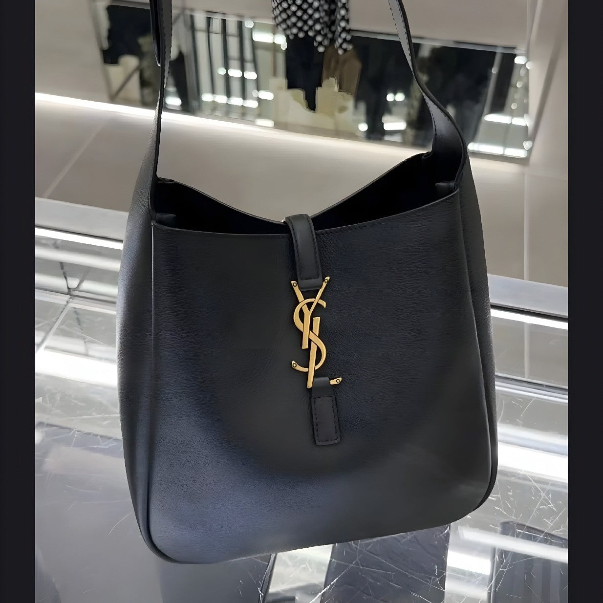 SAINT LAURENT LE 5 À 7 SHOULDER BAG