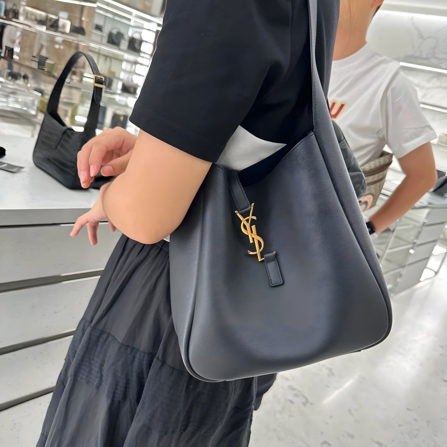 SAINT LAURENT LE 5 À 7 SHOULDER BAG