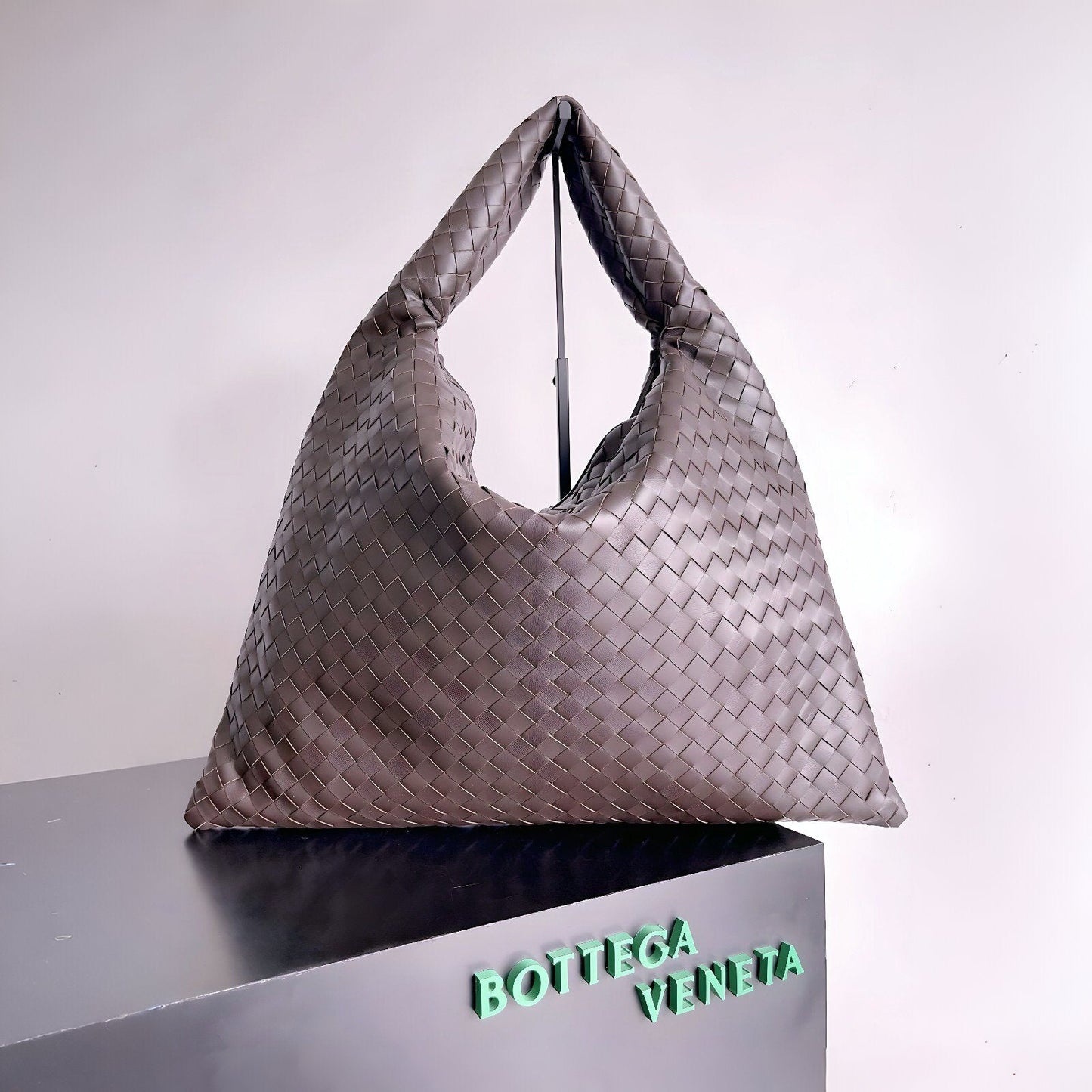 BOTTEGA VENETA HOP BAG.