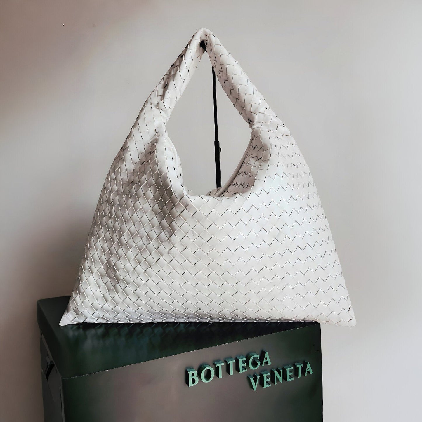 BOTTEGA VENETA HOP BAG.