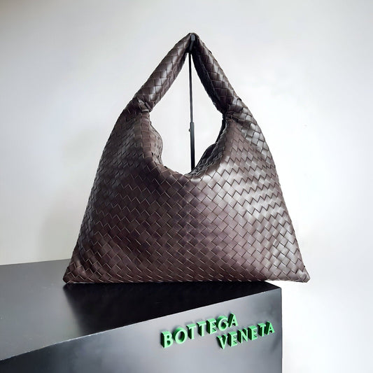 BOTTEGA VENETA HOP BAG.