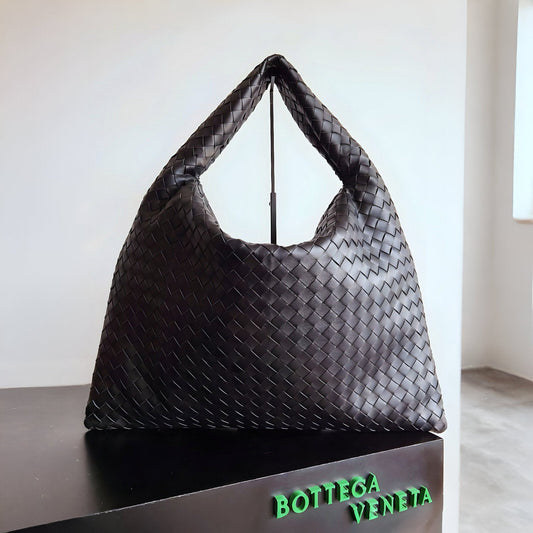 BOTTEGA VENETA HOP BAG.