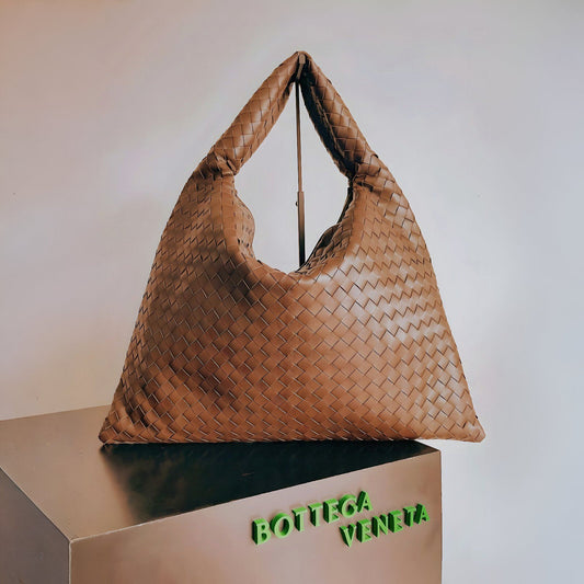 BOTTEGA VENETA HOP BAG.