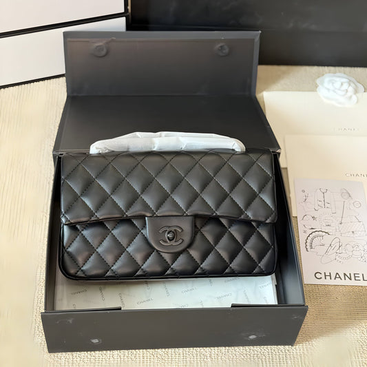 CHANEL CLASSIC FLAP BAG.