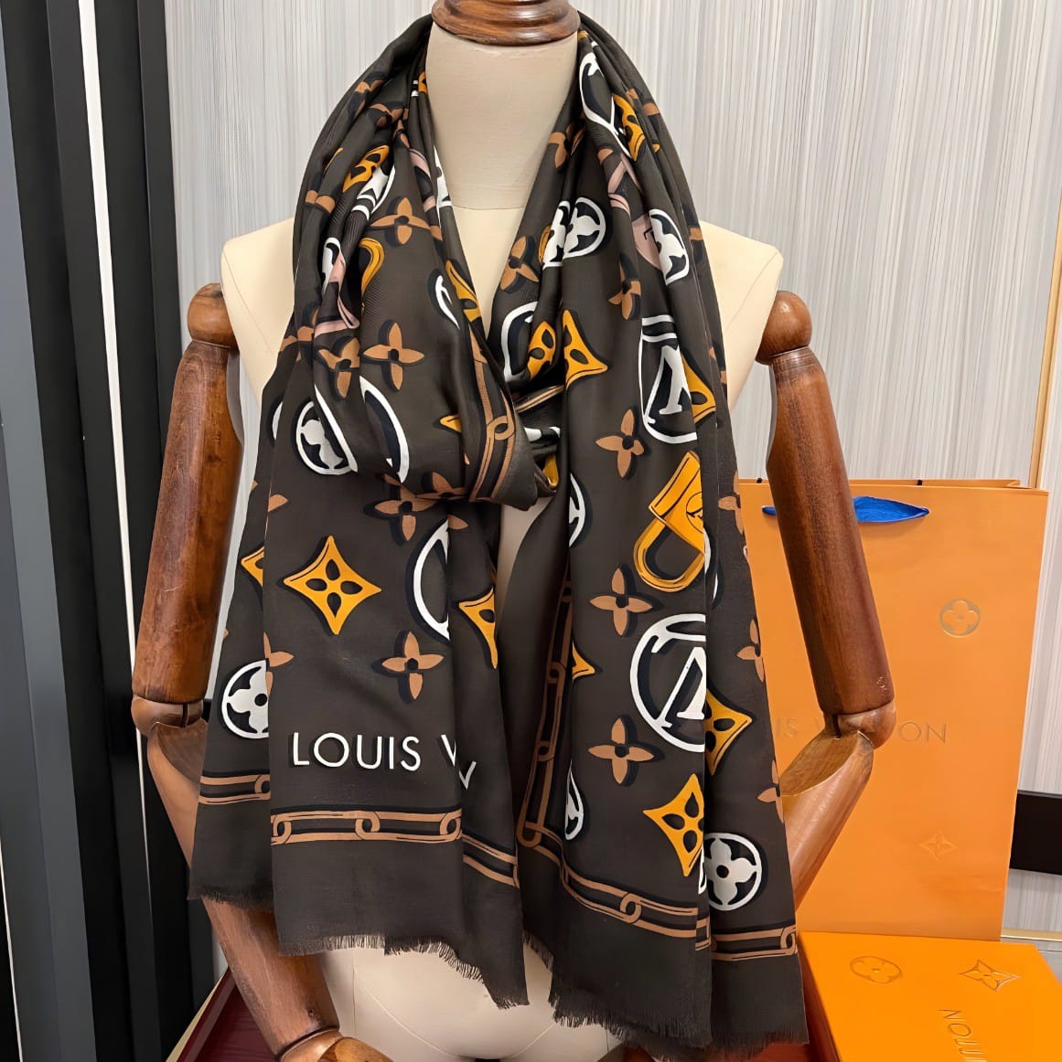 LOUIS VUITTON SCARF