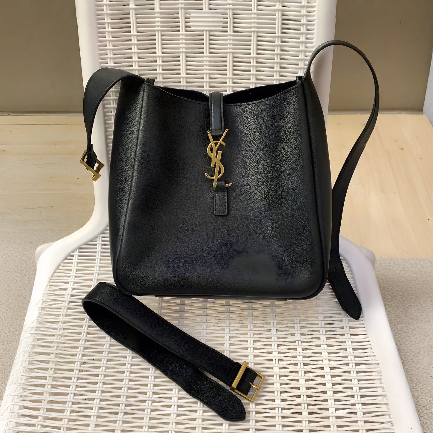 SAINT LAURENT LE 5 À 7 SHOULDER BAG