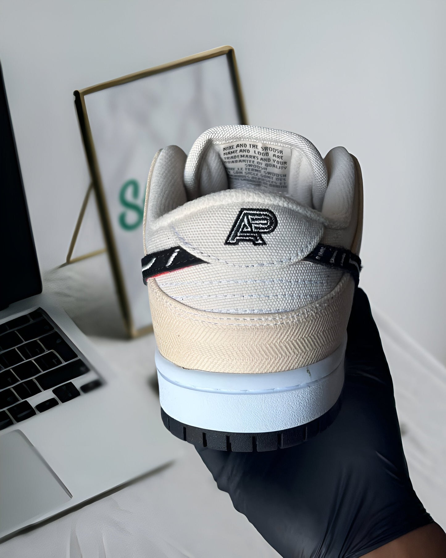 NIKE SB DUNK LOW ALBINO & PRETO