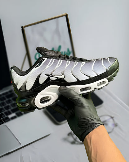 NIKE AIR MAX PLUS BLACK METALLIC SILVER