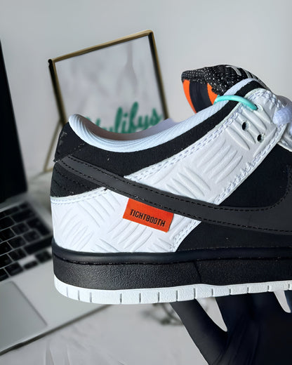 NIKE SB DUNK LOW TIGHTBOOTH