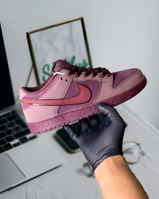 NIKE SB DUNK LOW CITY OF LOVE BURGUNDY CRUSH
