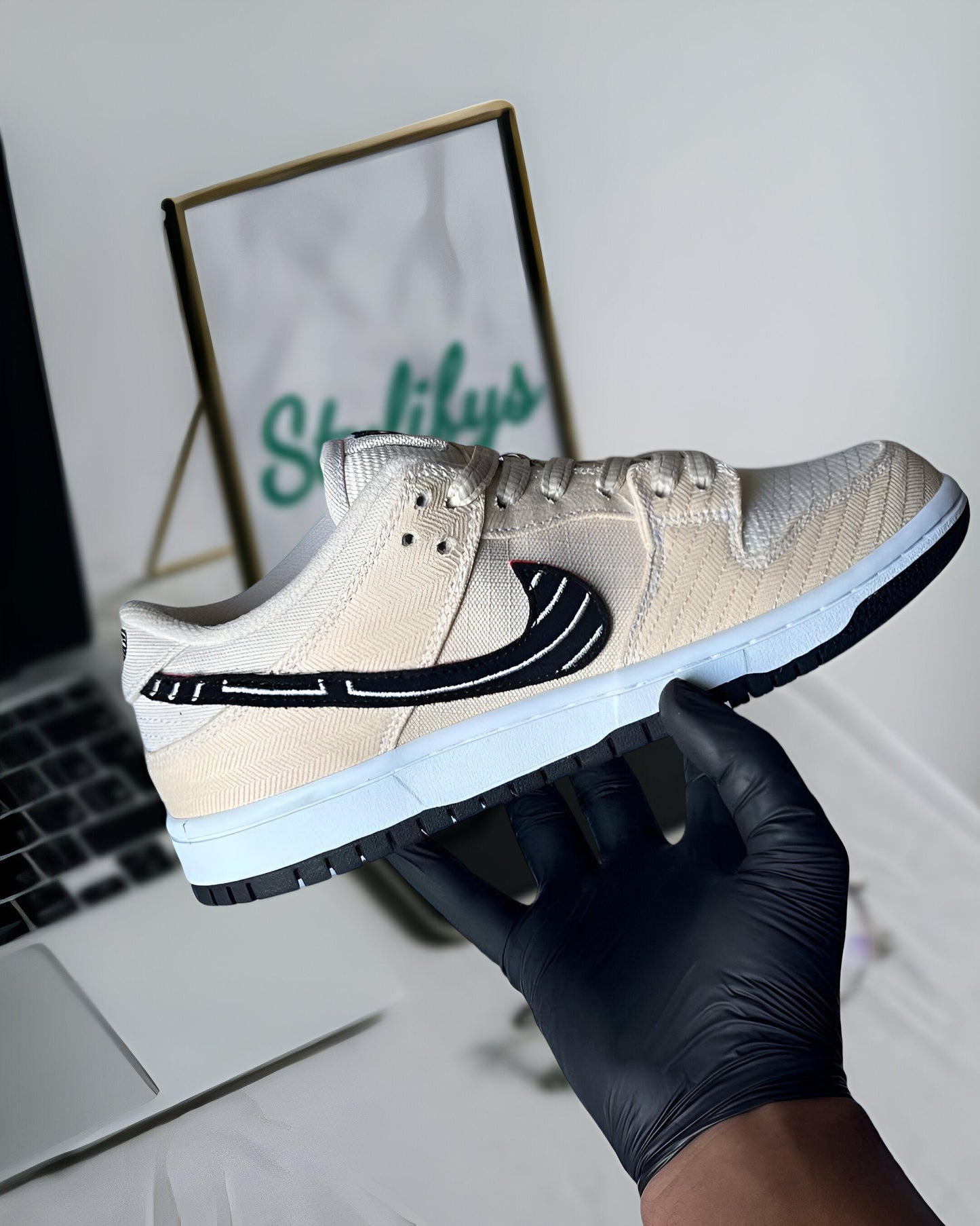 NIKE SB DUNK LOW ALBINO & PRETO