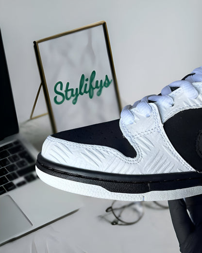 NIKE SB DUNK LOW TIGHTBOOTH