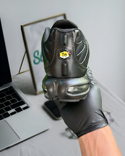 NIKE AIR MAX PLUS “TRIPLE BLACK