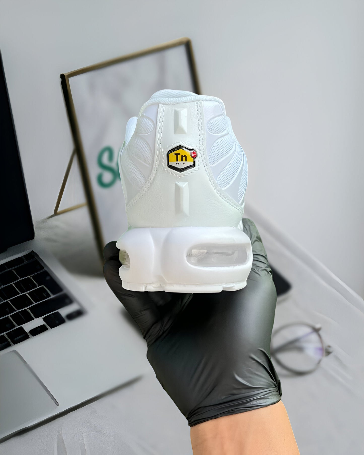 NIKE AIR MAX PLUS “WHITE