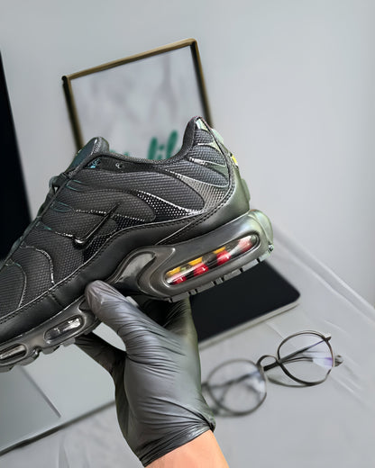 NIKE AIR MAX PLUS “TRIPLE BLACK