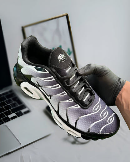 NIKE AIR MAX PLUS BLACK METALLIC SILVER