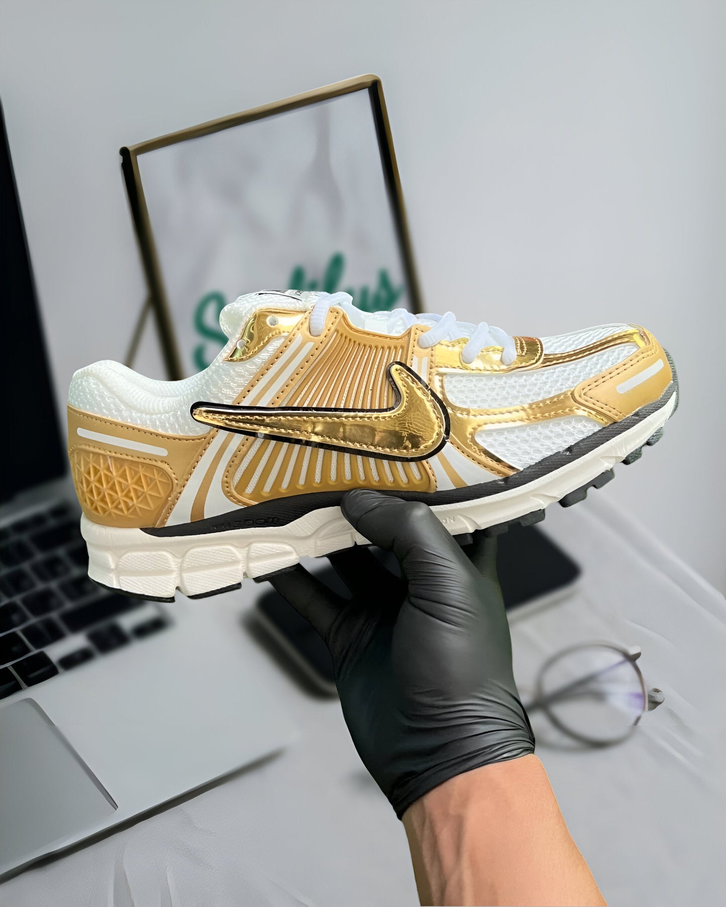 NIKE VOMERO 5 METALLIC GOLD