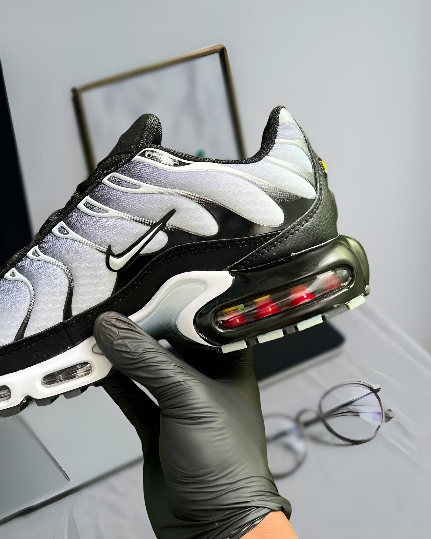 NIKE AIR MAX PLUS BLACK METALLIC SILVER