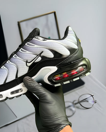 NIKE AIR MAX PLUS BLACK METALLIC SILVER