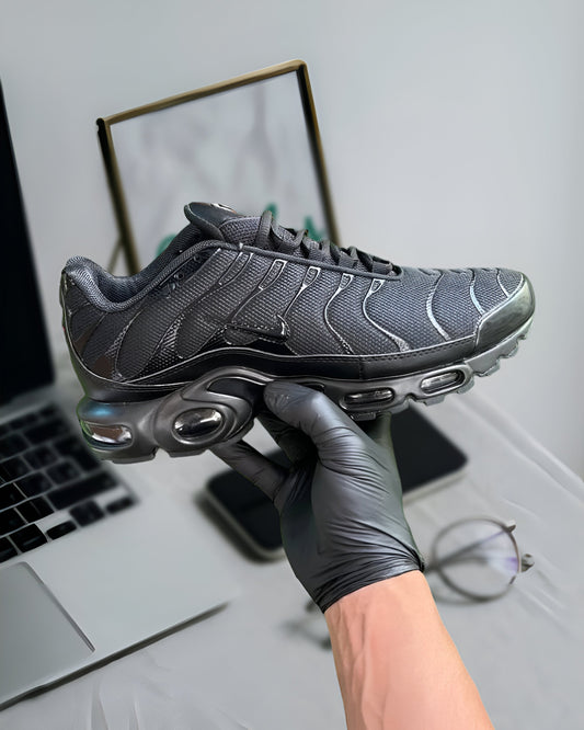 NIKE AIR MAX PLUS “TRIPLE BLACK