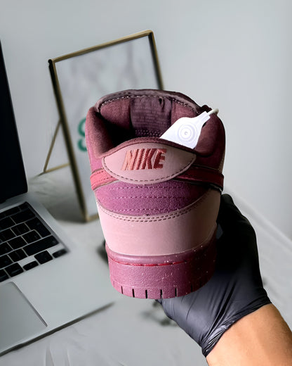 NIKE SB DUNK LOW CITY OF LOVE BURGUNDY CRUSH