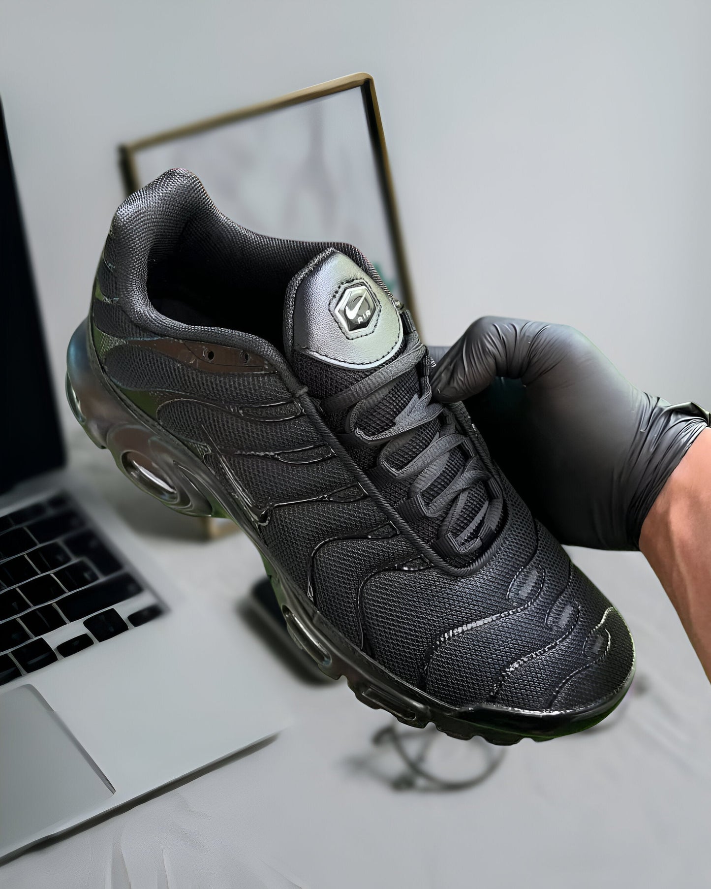 NIKE AIR MAX PLUS “TRIPLE BLACK