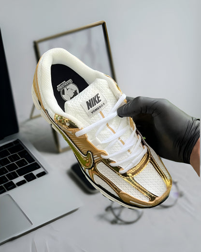 NIKE VOMERO 5 METALLIC GOLD