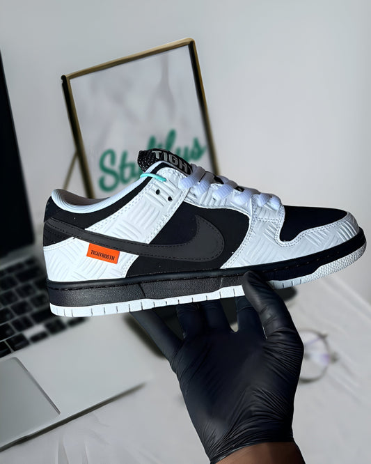 NIKE SB DUNK LOW TIGHTBOOTH