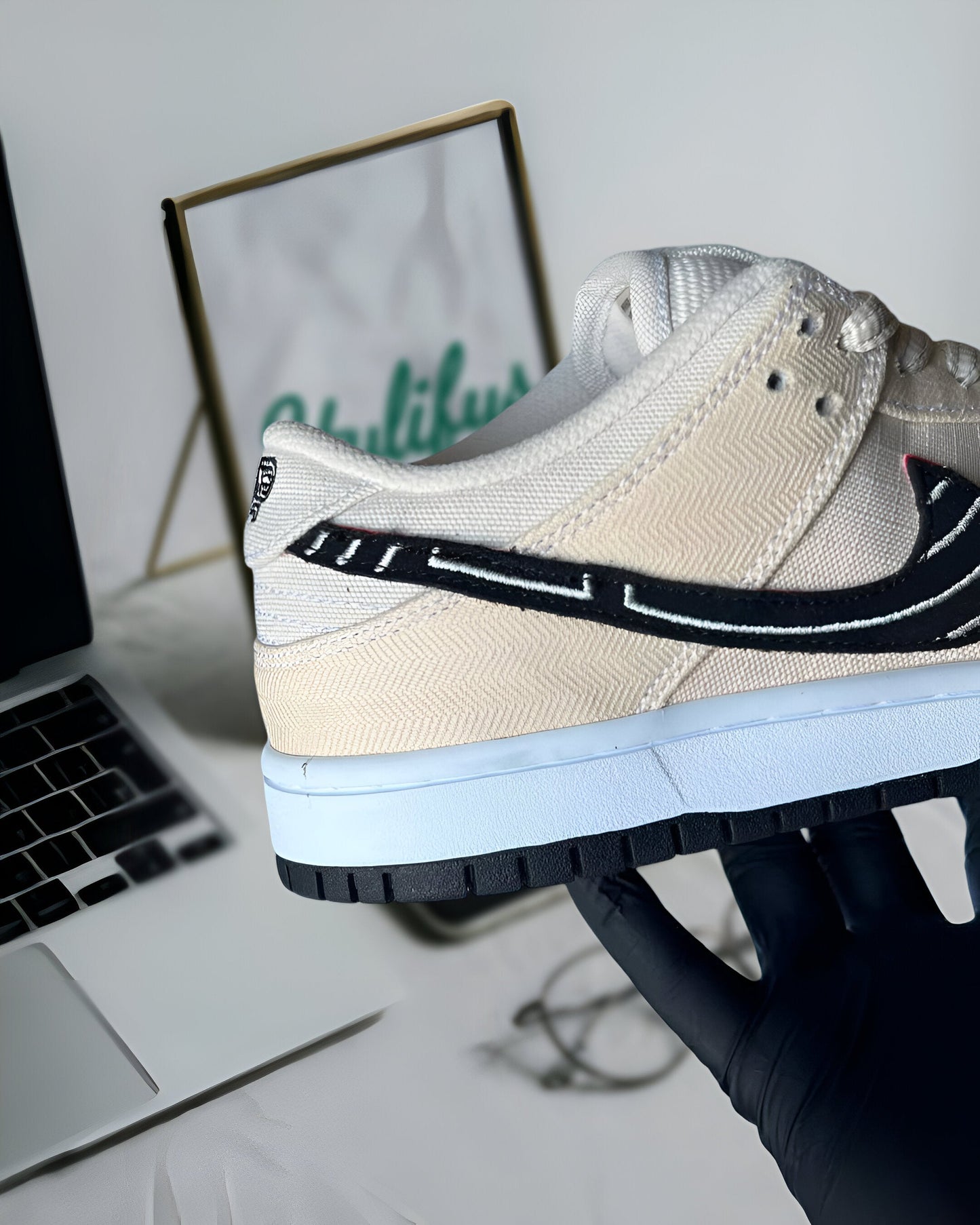 NIKE SB DUNK LOW ALBINO & PRETO