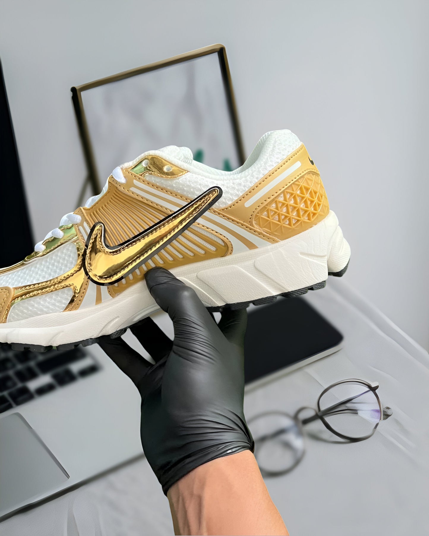 NIKE VOMERO 5 METALLIC GOLD