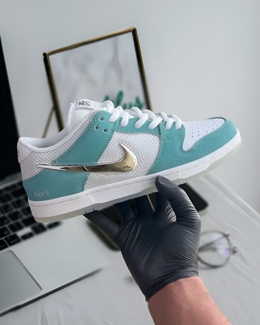 NIKE SB DUNK LOW APRIL SKATEBOARDS