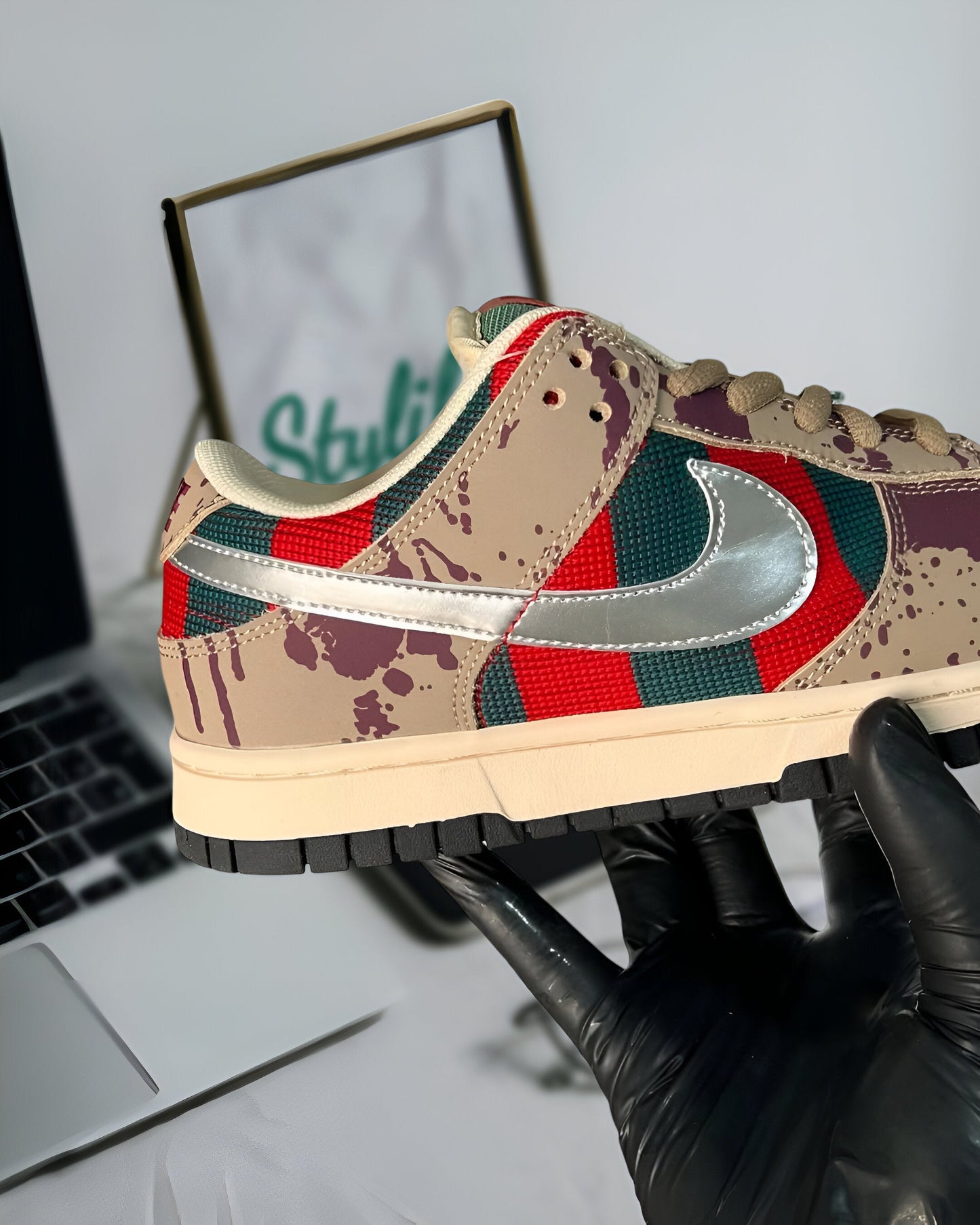 NIKE SB DUNK LOW "FREDDY KRUEGER