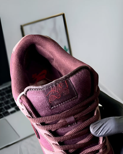 NIKE SB DUNK LOW CITY OF LOVE BURGUNDY CRUSH